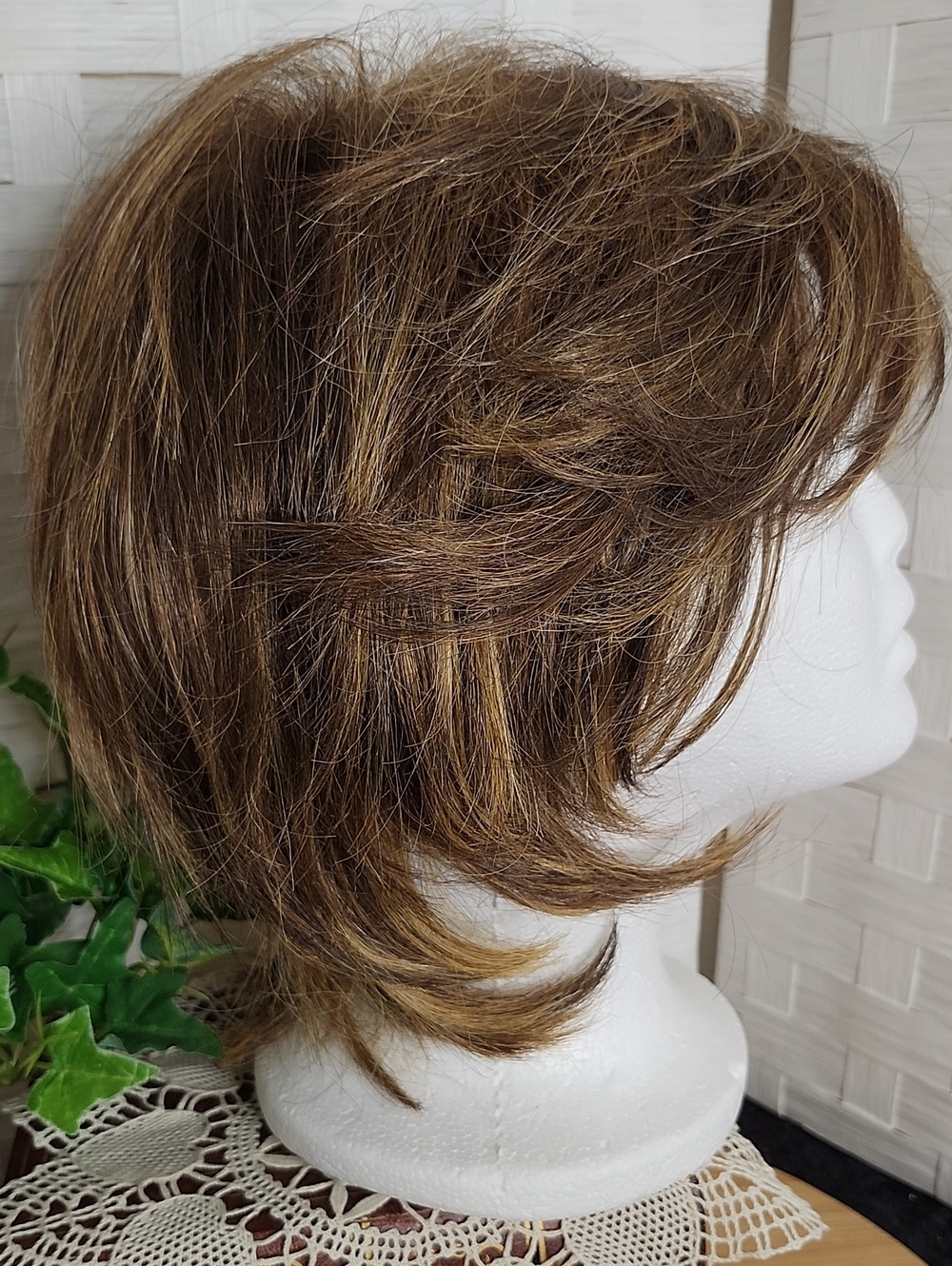 👉*BOBBY BOSS* ESCARA COLLECTION ~CUTE SHAG/ PIXIE BRUNETTE WIG W/ WARM CARAMEL